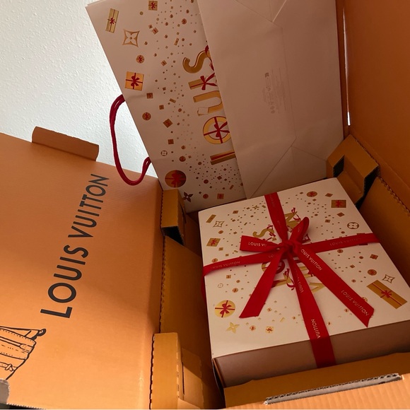 My brother gifted these to me. But I’m not a LV/showy kinda person. Not used - Picture 2 of 2